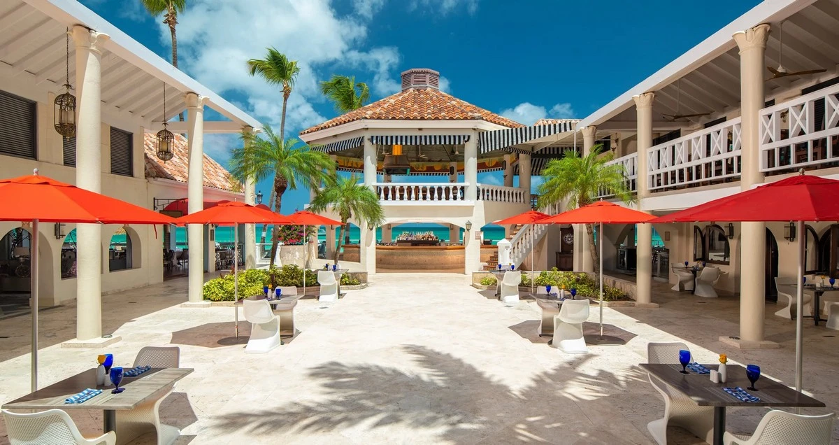Sandals Grande Antigua bar.webp