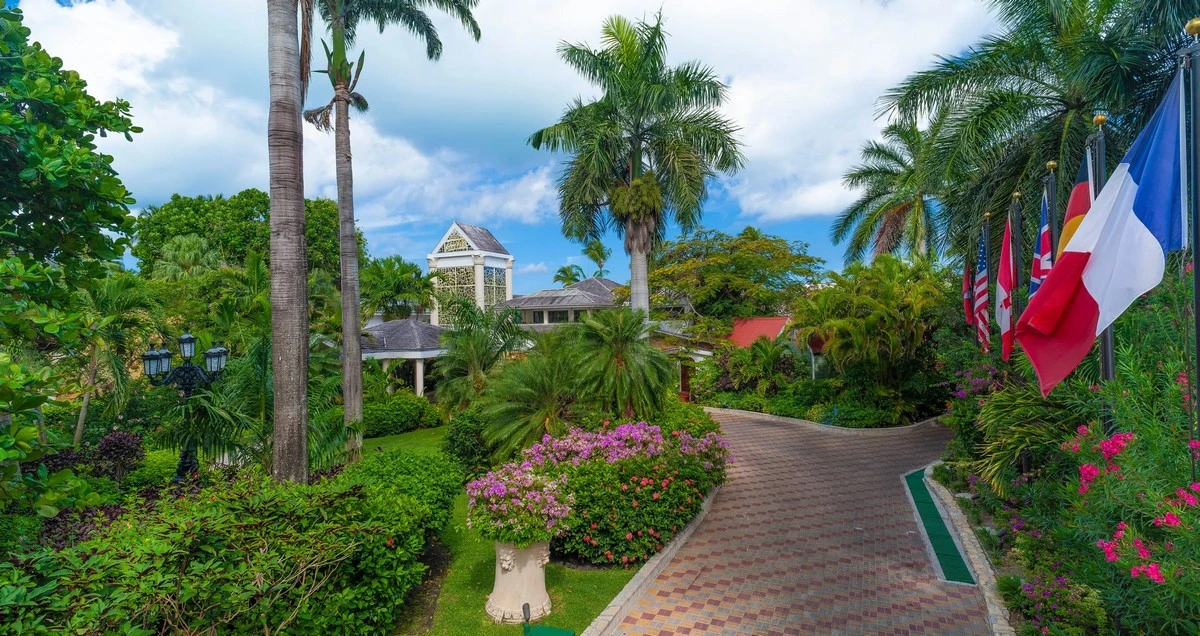 Sandals Grande Antigua garden.webp