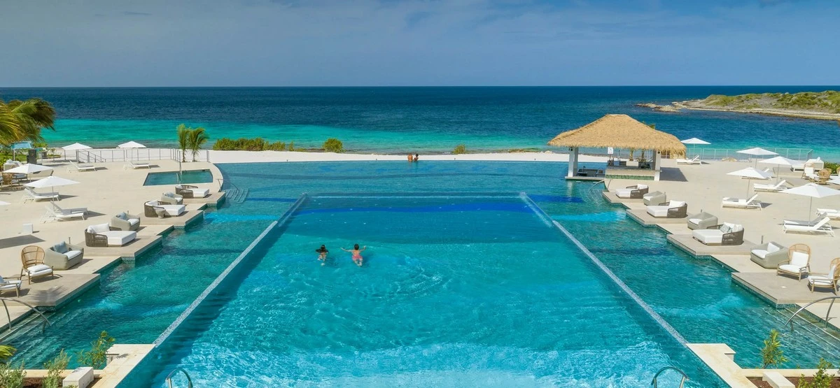 Sandals Royal Curaçao infinity pool.webp
