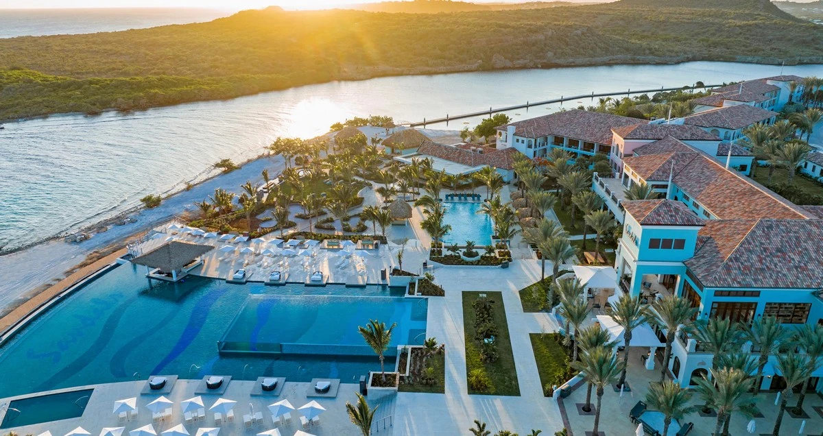 Sandals Royal Curaçao front main pool.webp