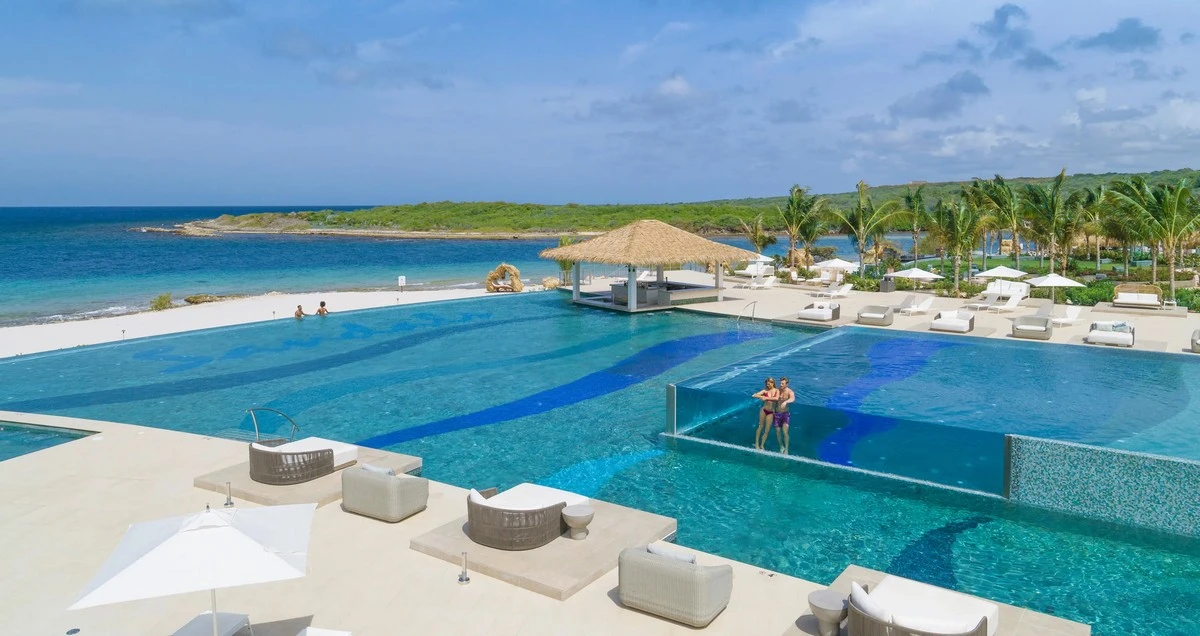 Sandals Royal Curaçao infinity pool beach.webp