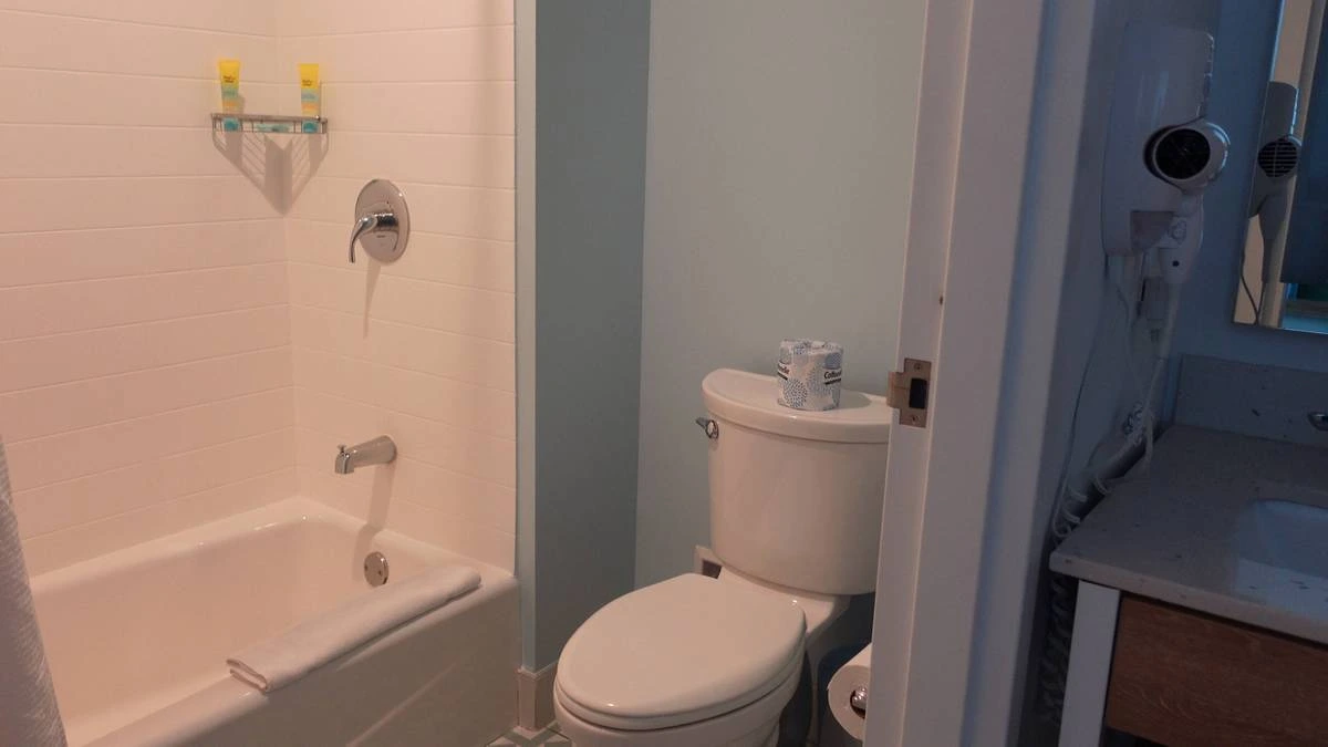 Dockside Inn and Suites bathroom.webp