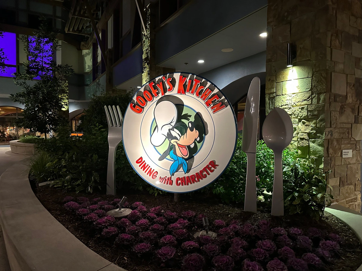 Disneyland Hotel Goofys Kitchen outside.webp