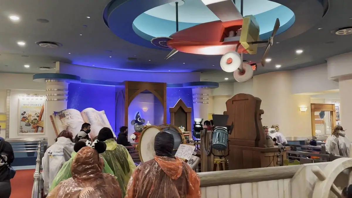 Mickey & Minnie’s Runaway Railway Disneyland Queue.webp