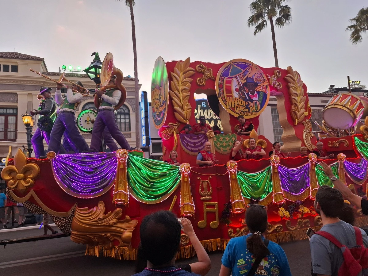 Universal Studios Mardi Gras 2025 14.webp
