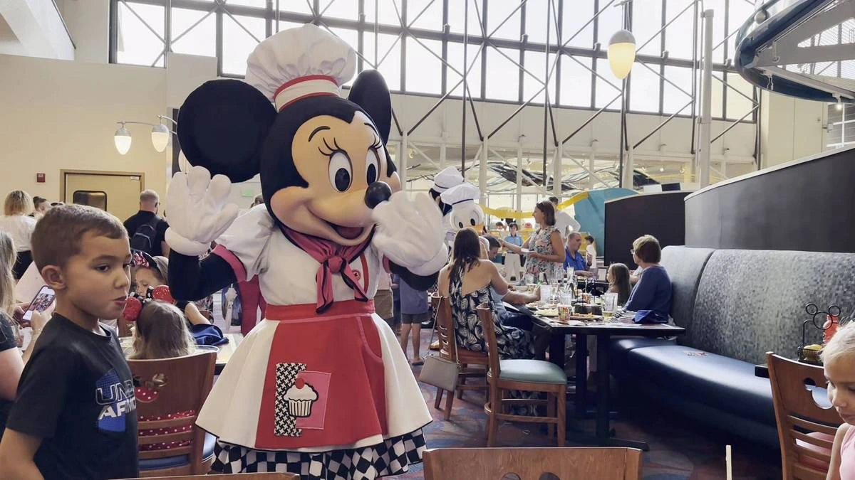 Chef Mickeys Minnie character dining.webp