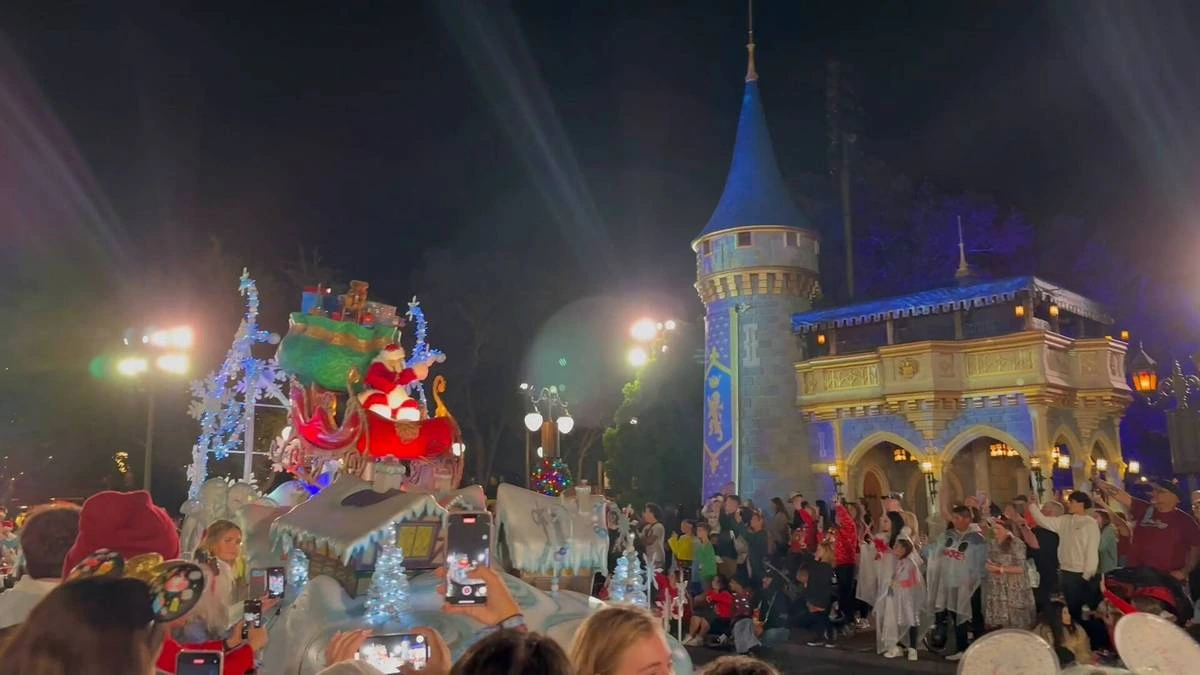 Mickeys Very Merry Christmas Santa.webp