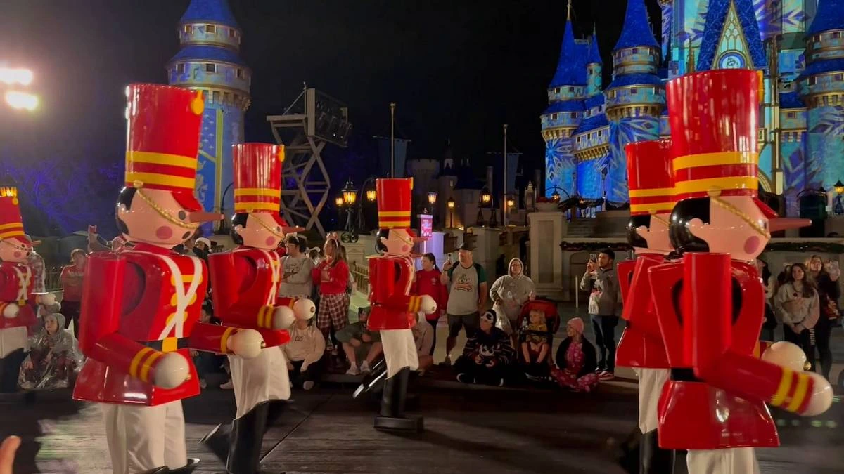 Mickeys Very Merry Christmas toy soldiers parade.webp