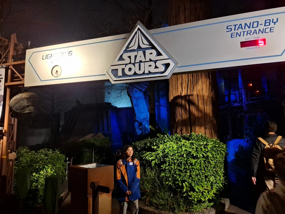 Star Tours ride entrance.webp