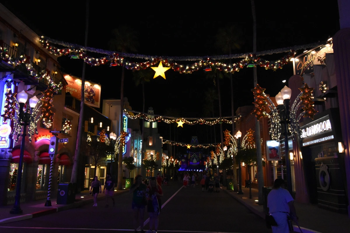 Jollywood Nights park atmosphere.webp