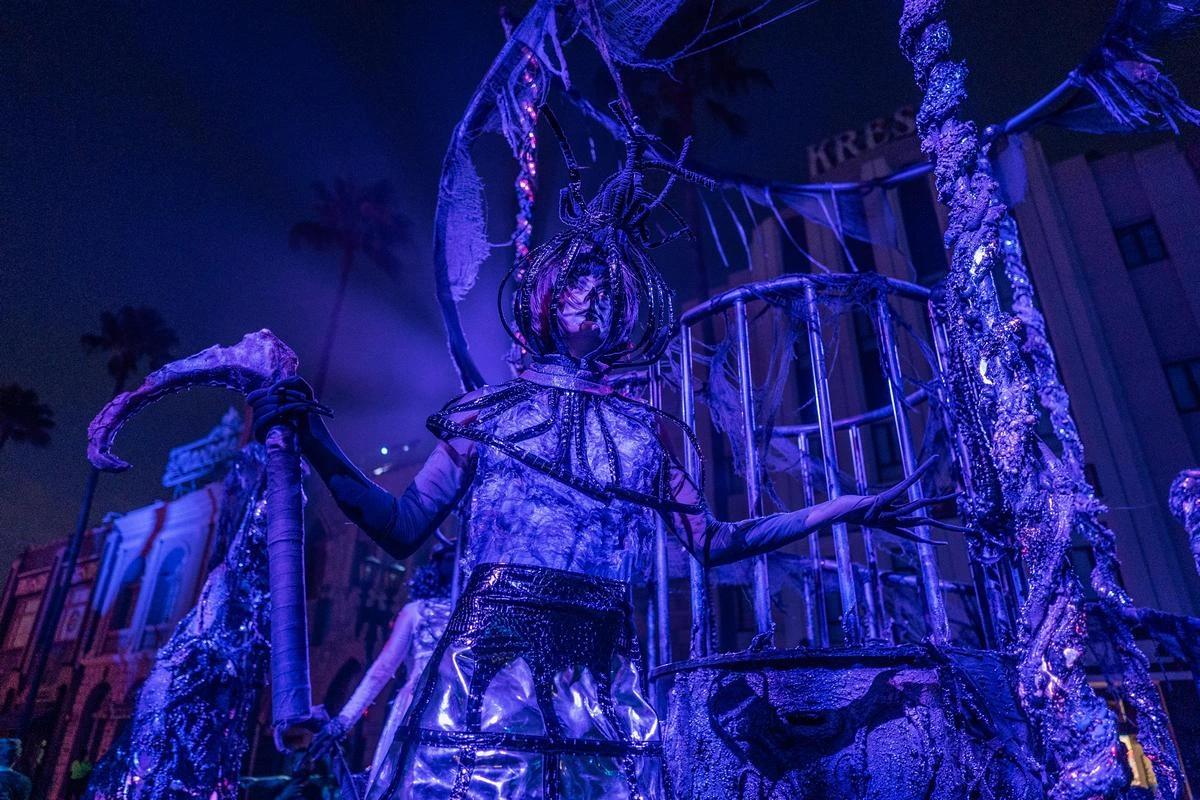 Halloween Horror Nights scare zone 2.webp