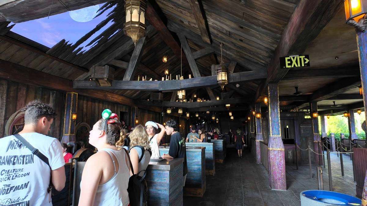 Curse of the Werewolf ride queue.webp
