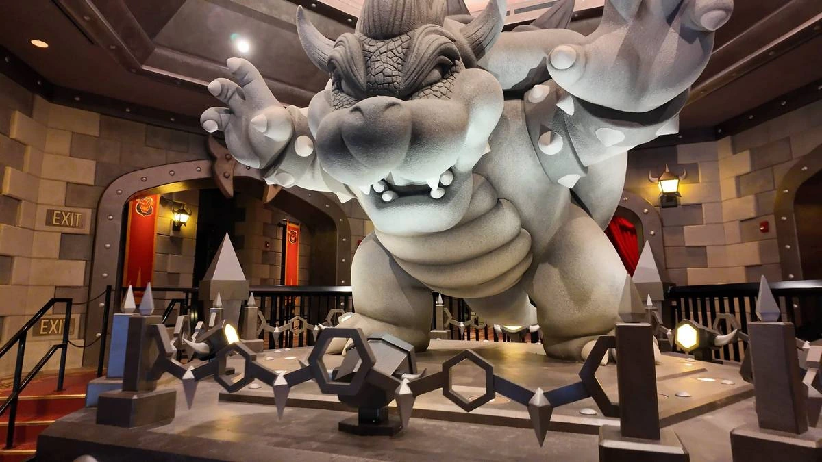 Mario kart Bowsers Challenge bowser statue.webp