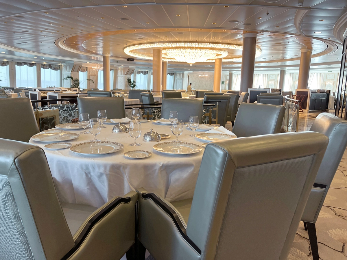 Oceania Cruises grand Dining Hall.webp