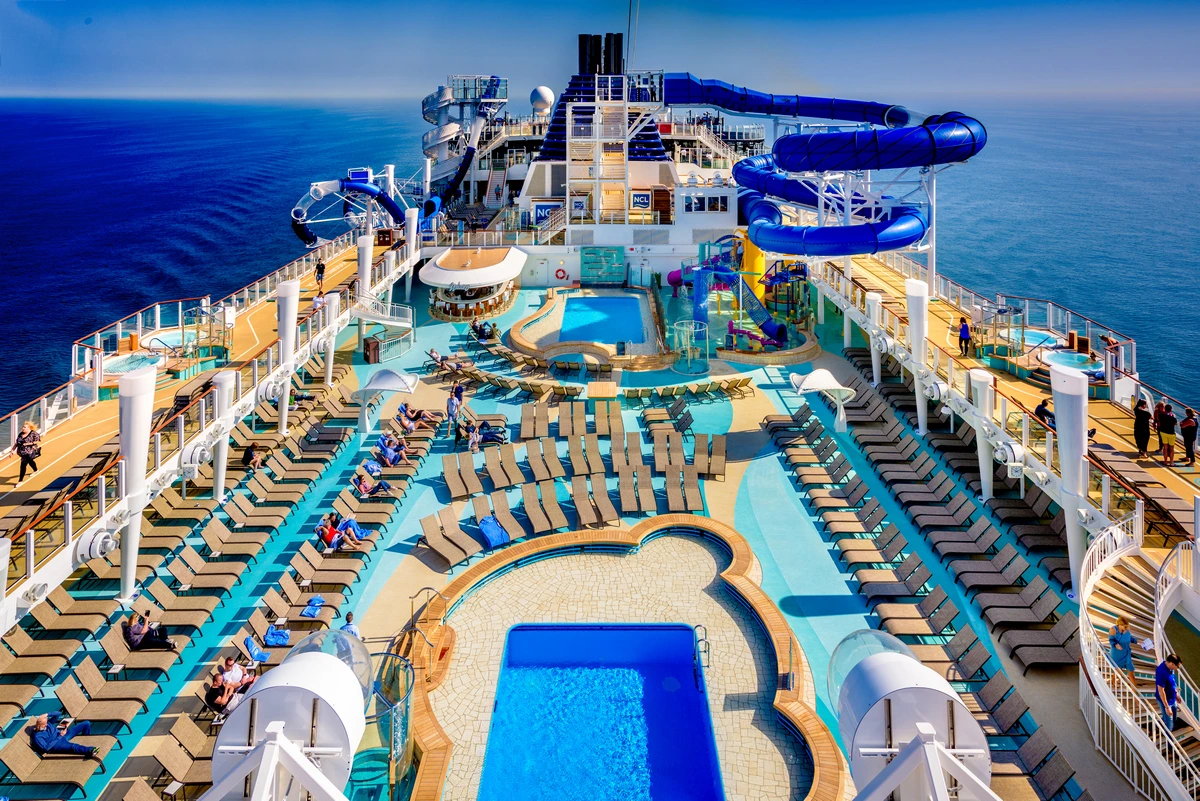 Norwegian Bliss main deck pool.webp