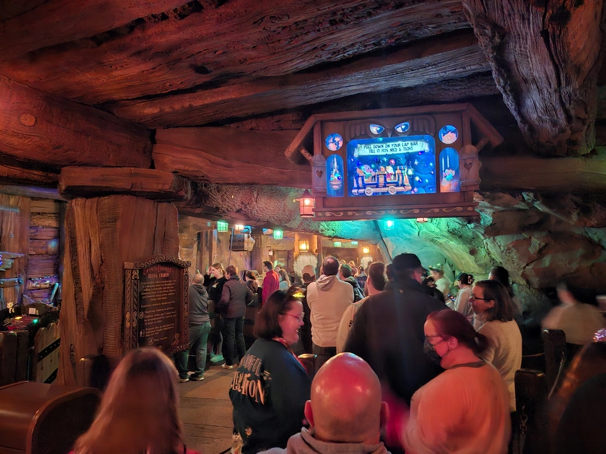 Seven Dwarfs Mine Train queue 2.webp