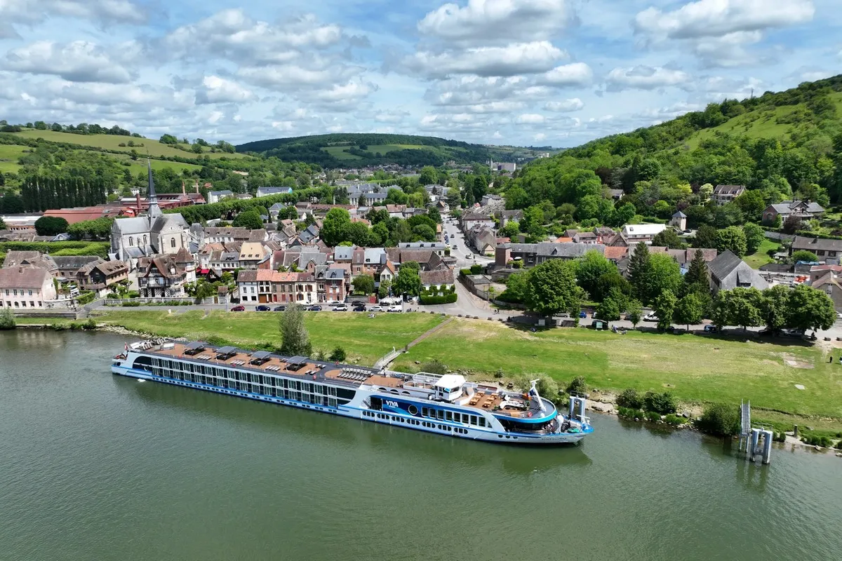 VIVA Cruises Background.webp