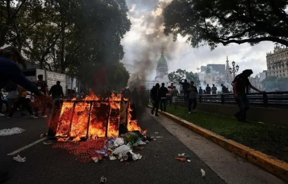 Más de 120 detenidos en Argentina tras violentos disturbios organizados por la izquierda radicales