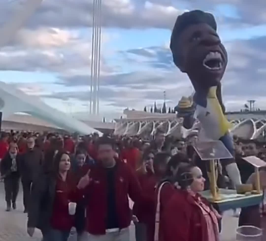 Ridículo total en Valencia con la falla de Vinicius: "Balón de Playa"