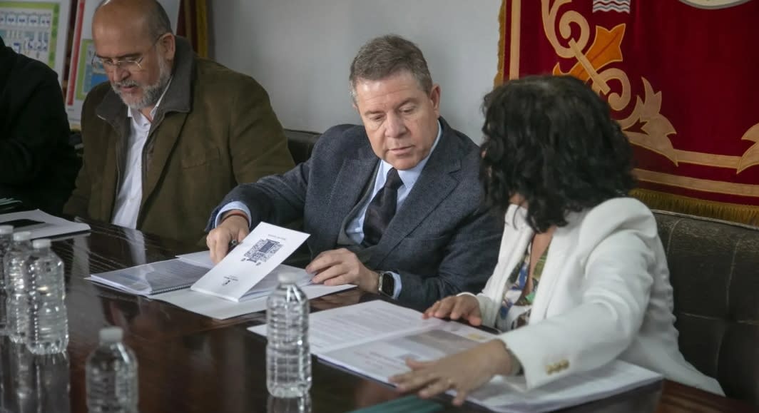 Page ve "insultante" que el Gobierno pacte el reparto de menas con el "supremacista" Puigdemont