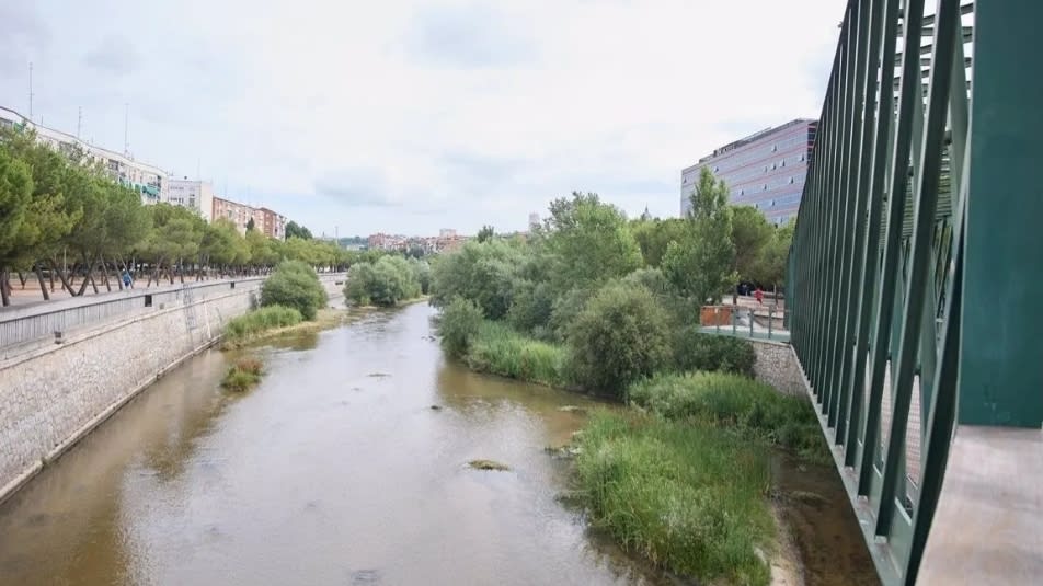 Alerta en Madrid por la crecida del Manzanares: cortes en la M-30 y M-40 y riesgo en la A6