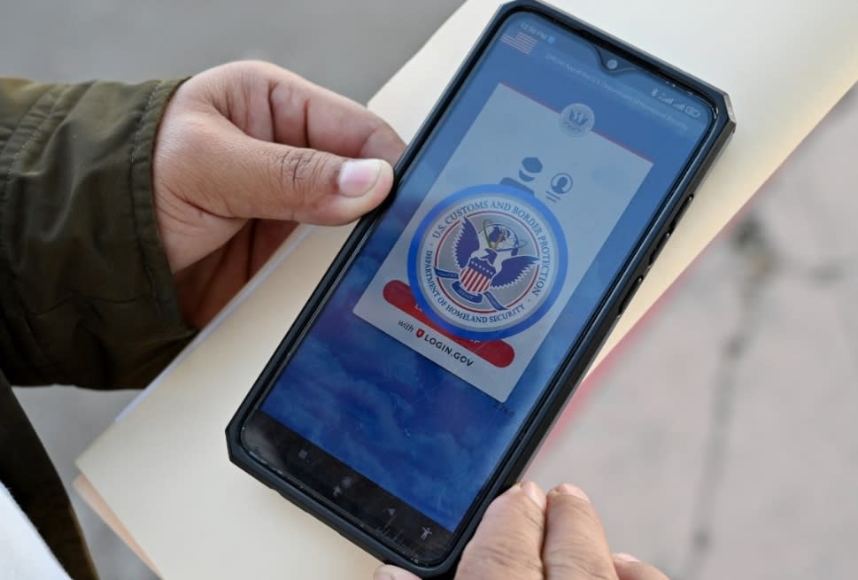 Los Inmigrantes que llegaron por la aplicación CBP deben abandonar el país