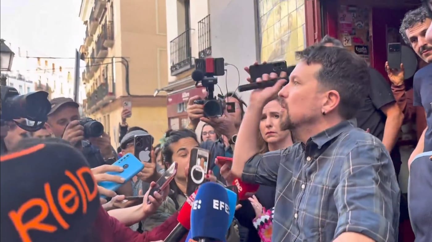 Iglesias pierde el micro y la vergüenza