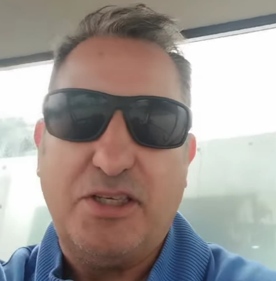 Andreu Mas arremete contra el comunismo desde su cochecito de Golf