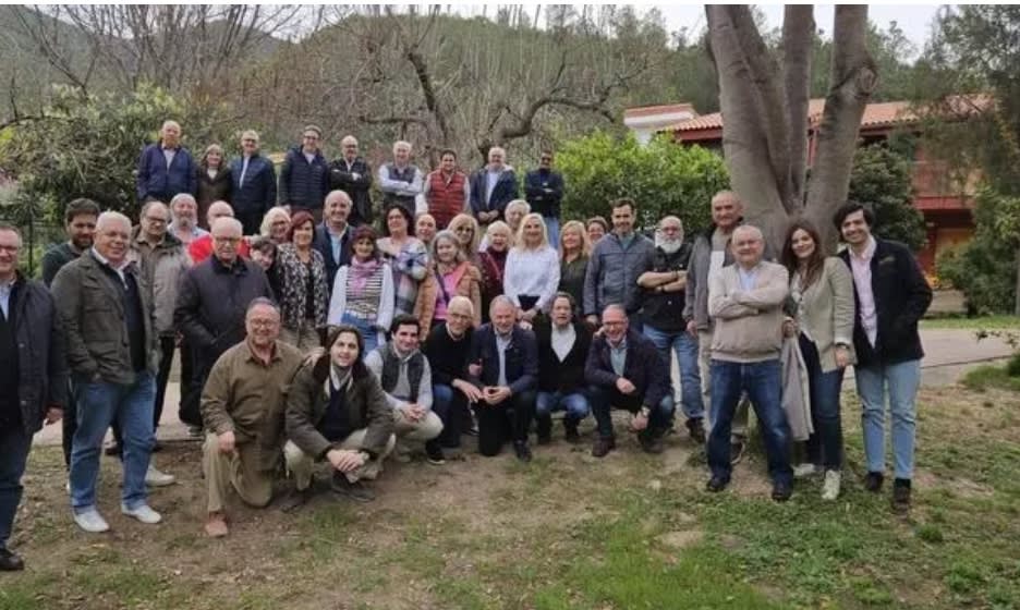 Camps organiza un gran acto en las horas más bajas de Mazon