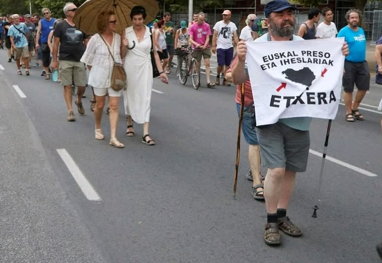 Una marcha proetarra sale de un pueblo de Navarra para pedir el acercamiento de los presos asesinos