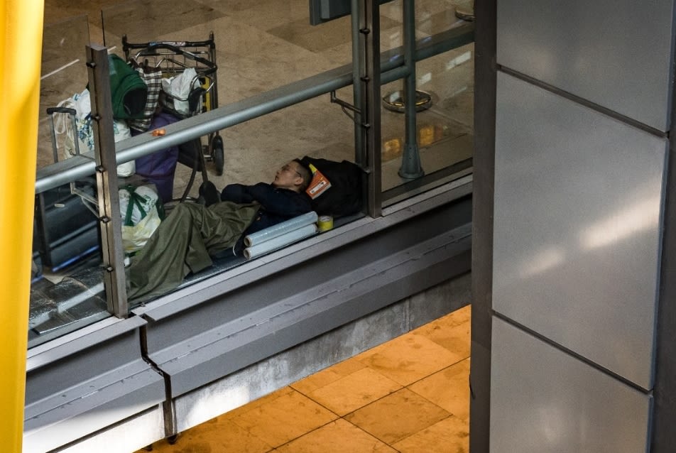 Barajas, convertido en un albergue ilegal mientras Aena y Almeida se cruzan reproches