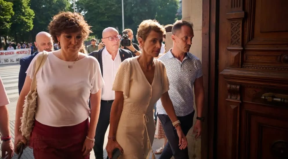 Gritos en la calle a María Chivite: "¡Sinvergüenzas, que permitís puteros, dimitid ya!"