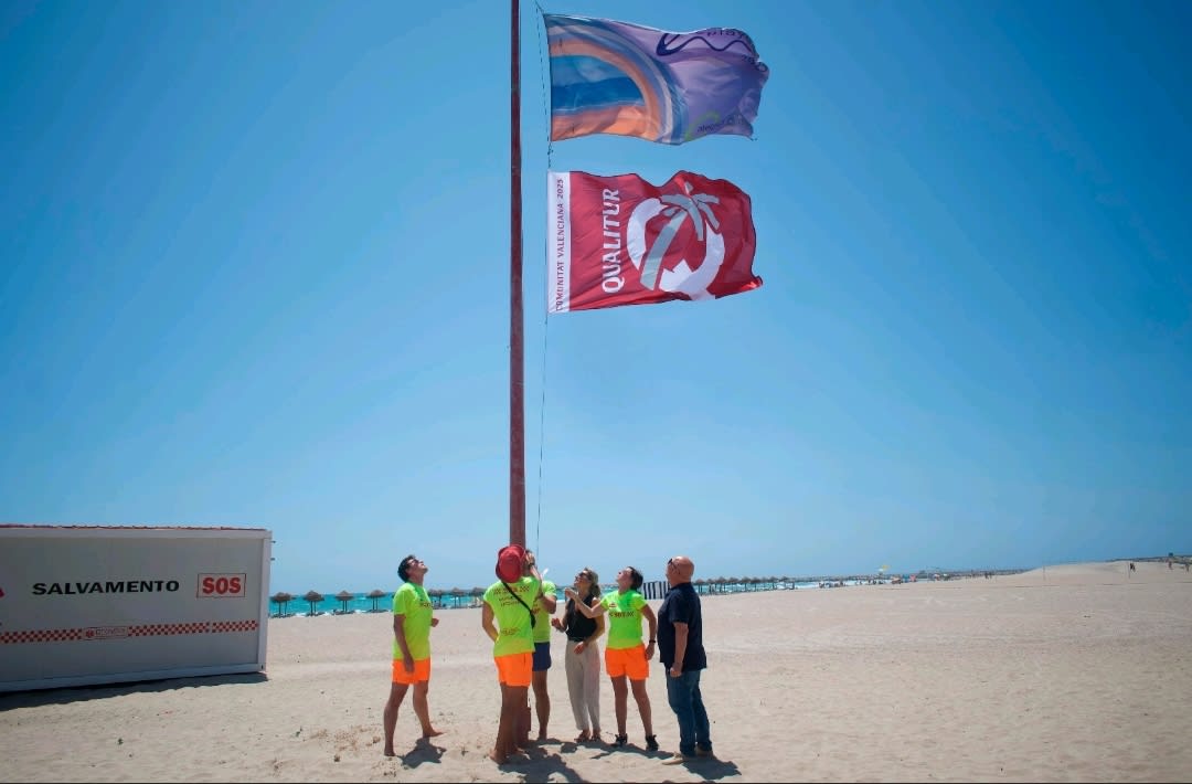 Burriana revalida su excelencia turística con las banderas Qualitur 2025 para sus playas