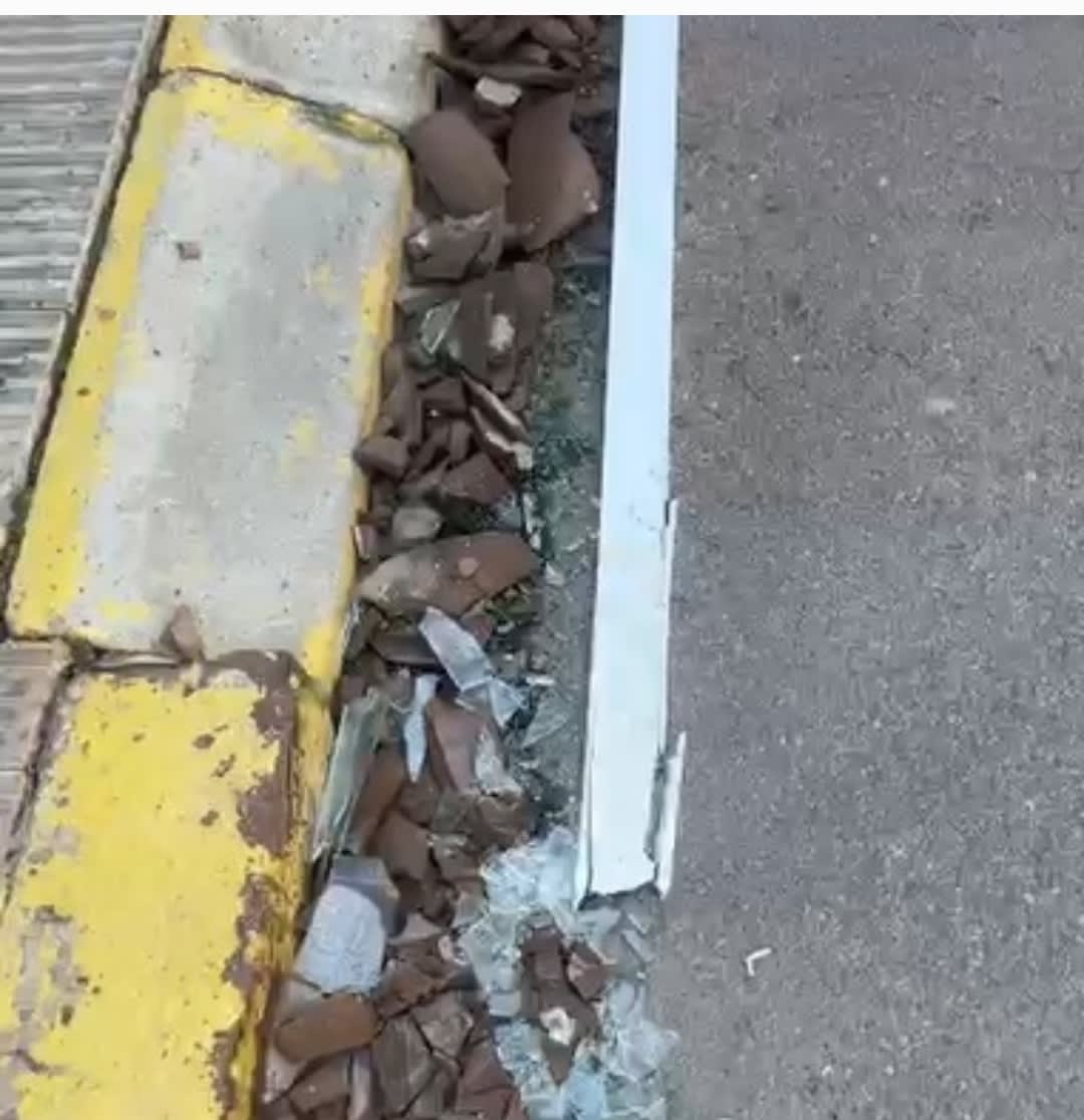 Los vecinos salen a la calle para limpiar los daños del temporal ante el abandono del alcalde de Nules