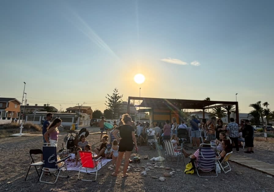 El Festival de la Comedia de Almassora reúne con sus monólogos a multitud de público todos los jueves a la orilla del mar