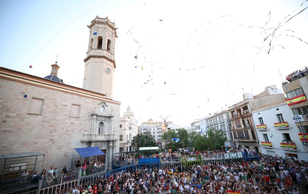 Burriana celebra su tradicional Entrada de Peñas y l’Esclafit que da inicio a las fiestas
