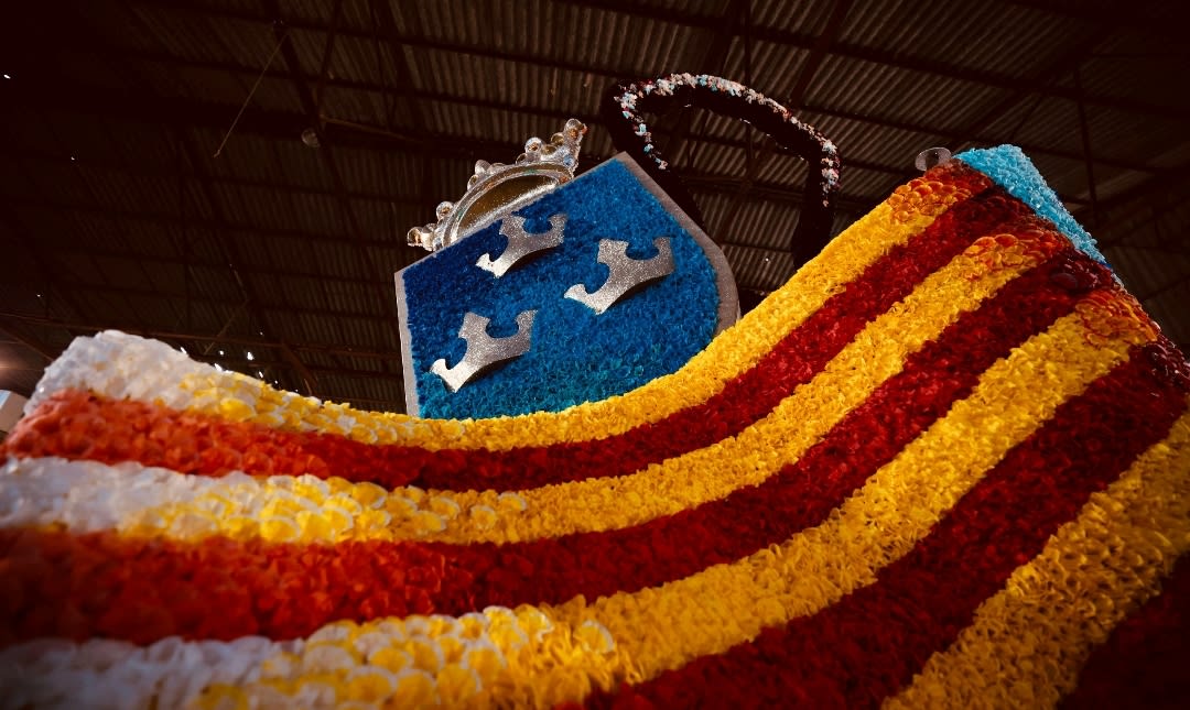 Burriana ultima los preparativos de la Batalla de Flores con la visita a las carrozas participantes
