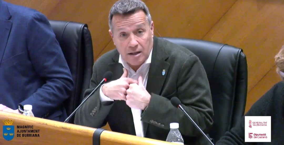 Monferrer mantiene la calma ante las acusaciones del portavoz de Vox, Jesús Albiol, en el pleno de Burriana