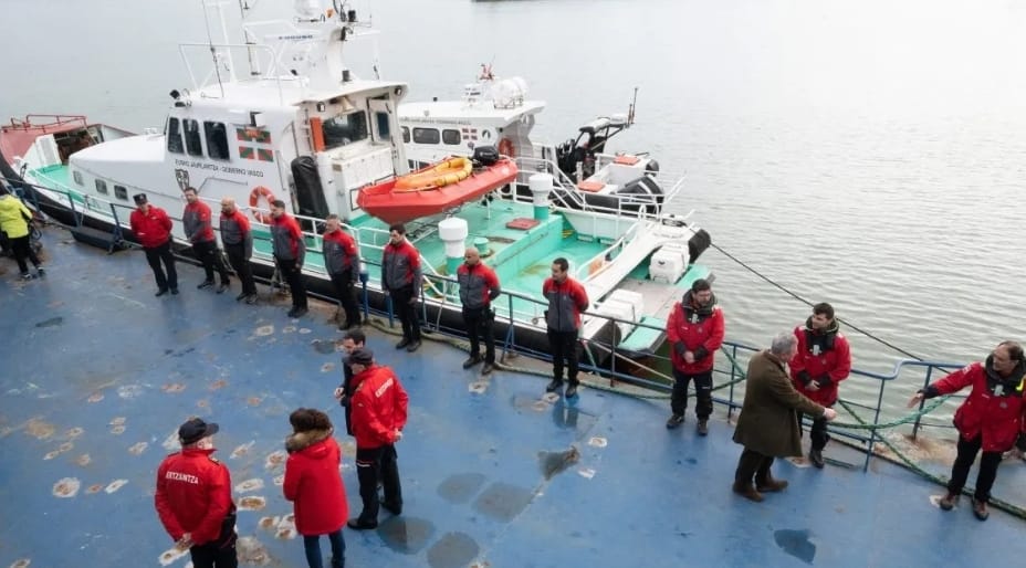 Los ertzainas siguen sin instalaciones en los puertos: «Usamos el baño de la Guardia Civil»