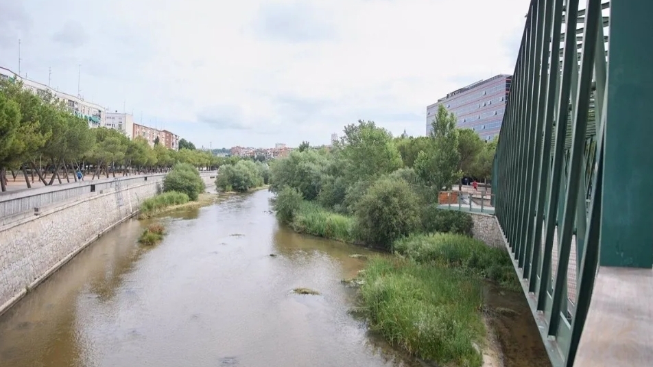 Alerta en Madrid por la crecida del Manzanares: cortes en la M-30 y M-40 y riesgo en la A6