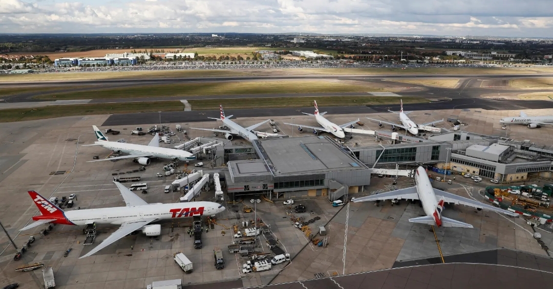 Caos en Londres: el aeropuerto de Heathrow cierra un día entero por un incendio