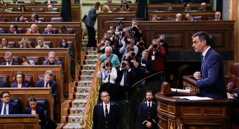 Sánchez presenta en el Congreso su plan de defensa sin concretar cifras ni plazos