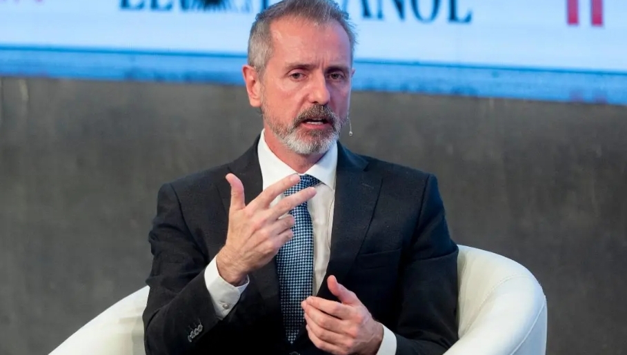El juez que investiga a Begoña Gómez cita al nuevo presidente de Telefónica como testigo