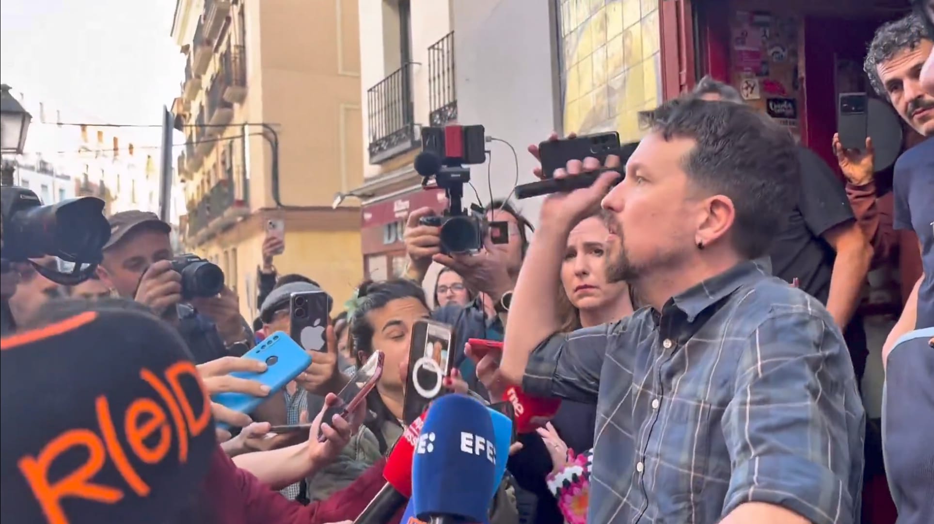 Iglesias pierde el micro y la vergüenza