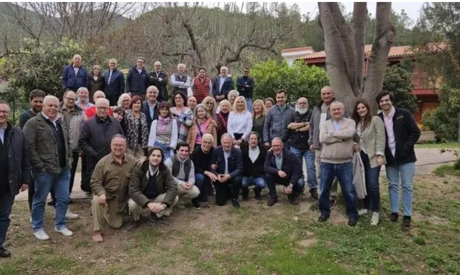 Camps organiza un gran acto en las horas más bajas de Mazon