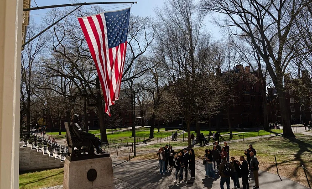 Trump redobla la presión sobre Harvard: ni exención fiscal ni alumnos extranjeros