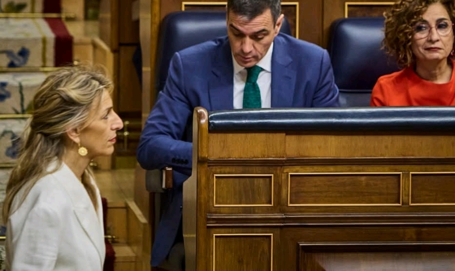 Sumar, la perrita faldera de Sánchez