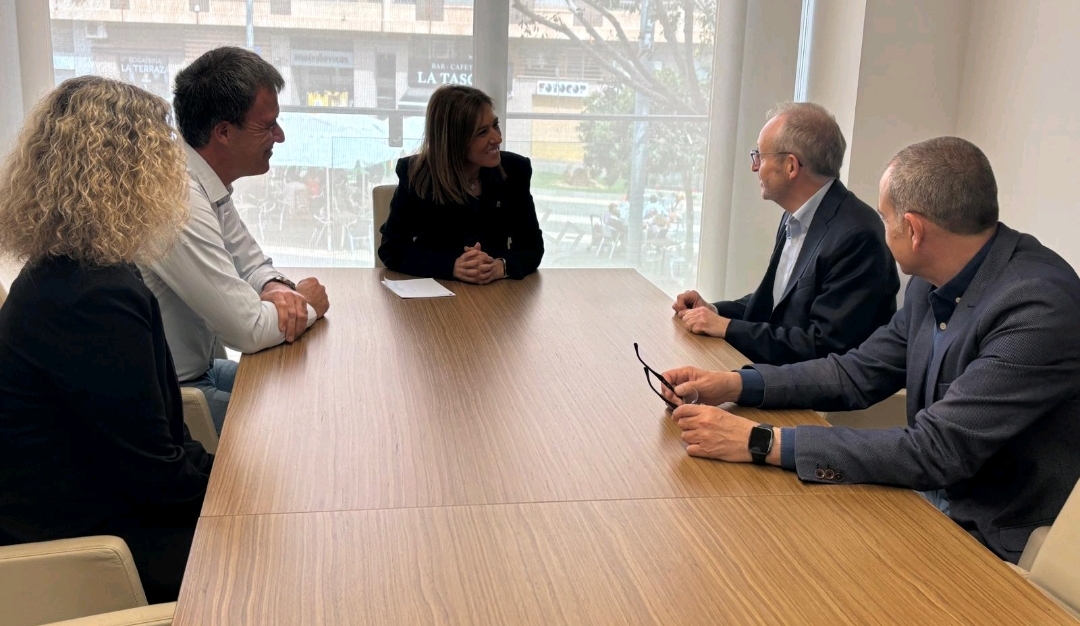 Reunión de la alcaldesa de Almassora María Tormo con el nuevo notario de la localidad