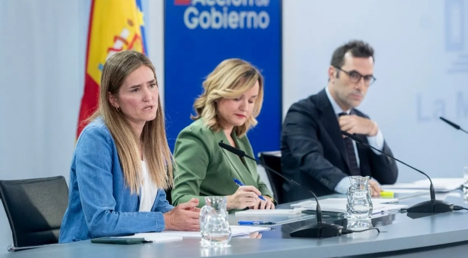 El Gobierno respalda a Beatriz Corredor y califica de «extraordinario» su trabajo tras el apagón