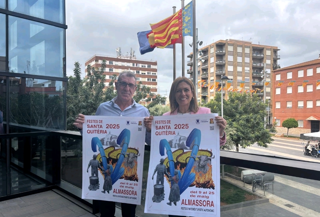 María Tormo felicita al ganador del XXXII concurso del Cartel de las Fiestas de Santa Quitèria